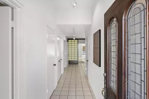 Entry Way - 1229 Roslyn Ln, La Jolla, CA 92037 photo 2 of 6