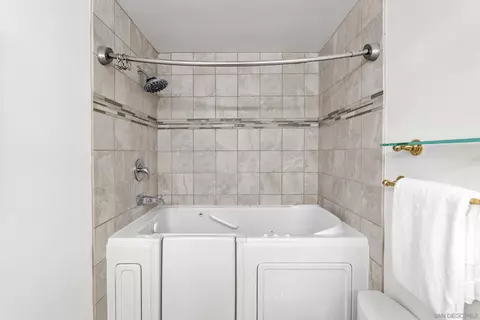 Bath - 1229 Roslyn Ln, La Jolla, CA 92037 photo 3 of 5