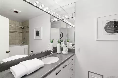 Bath - 1229 Roslyn Ln, La Jolla, CA 92037 photo 2 of 5