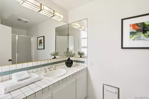 Bath - 1229 Roslyn Ln, La Jolla, CA 92037 photo 4 of 5