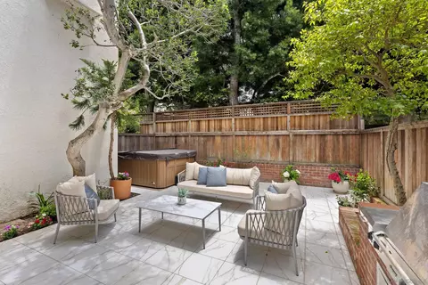 Exterior - 1229 Roslyn Ln, La Jolla, CA 92037 photo 4 of 9