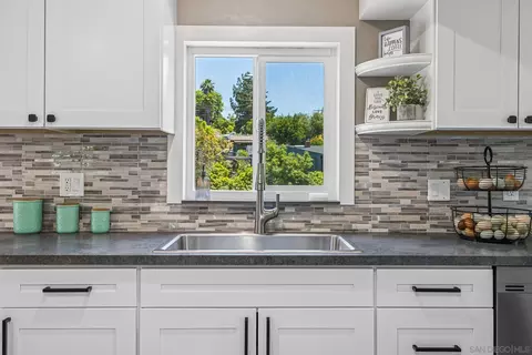 Kitchen - 9050 Westhill Rd, Lakeside, CA 92040 photo 3 of 4