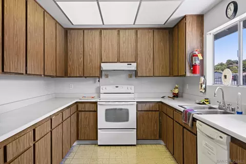 Kitchen - 996 Surfbird Way, Oceanside, CA 92057 photo 3 of 3