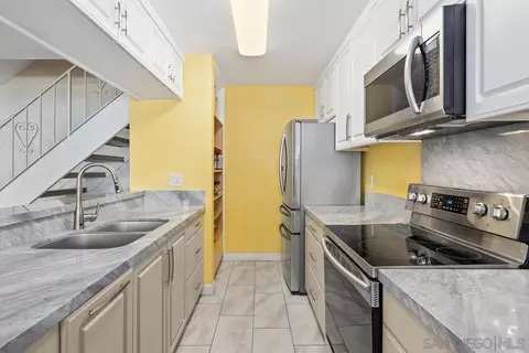 Kitchen - 12152 Lemon Crest Dr # 2, Lakeside, CA 92040 photo 2 of 4