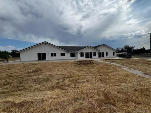 Exterior - 2152 Walnut St, Ramona, CA 92065 photo 3 of 4