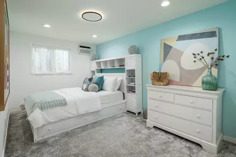 Bedroom - 7570 Cabrillo Ave, La Jolla, CA 92037 photo 5 of 7