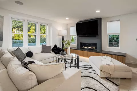 Living - 7570 Cabrillo Ave, La Jolla, CA 92037 photo 3 of 5