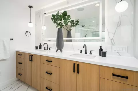 Bath - 7570 Cabrillo Ave, La Jolla, CA 92037 photo 3 of 5