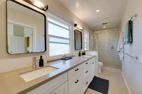 Bath - 1647 Hawk View Dr, Encinitas, CA 92024 photo 3 of 5
