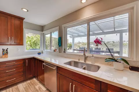 Kitchen - 1647 Hawk View Dr, Encinitas, CA 92024 photo 6 of 7