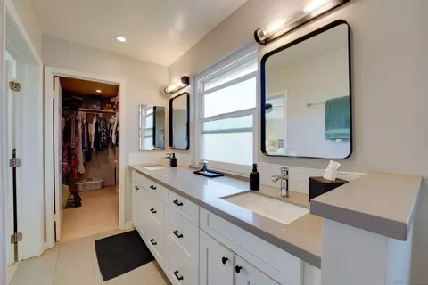 Bath - 1647 Hawk View Dr, Encinitas, CA 92024 photo 4 of 5