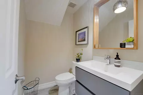 Bath - 1647 Hawk View Dr, Encinitas, CA 92024 photo 1 of 5