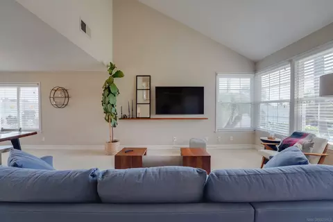 Living - 1647 Hawk View Dr, Encinitas, CA 92024 photo 3 of 3