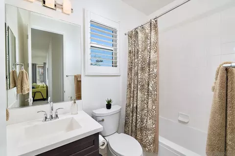 Bath - 7059 Sitio Caliente, Carlsbad, CA 92009 photo 7 of 7