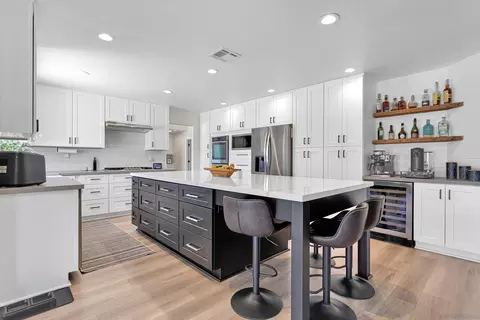 Kitchen - 15305 Lookout Rd, Apple Valley, CA 92307 photo 2 of 4