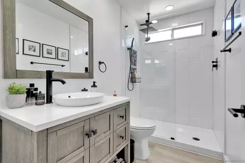 Bath - 15305 Lookout Rd, Apple Valley, CA 92307 photo 5 of 6