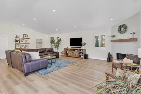 Living - 15305 Lookout Rd, Apple Valley, CA 92307 photo 6 of 8