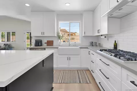 Kitchen - 15305 Lookout Rd, Apple Valley, CA 92307 photo 3 of 4