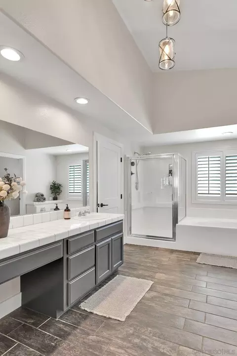 Bath - 15305 Lookout Rd, Apple Valley, CA 92307 photo 1 of 6