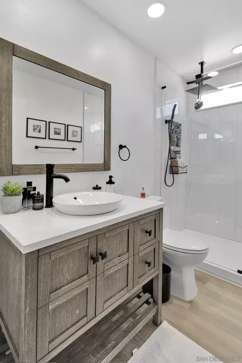 Bath - 15305 Lookout Rd, Apple Valley, CA 92307 photo 6 of 6