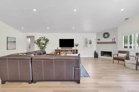 Living - 15305 Lookout Rd, Apple Valley, CA 92307 photo 7 of 8
