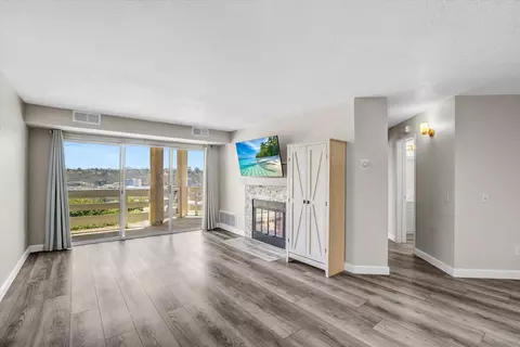 7027 Camino Degrazia #201, San Diego, CA 92111