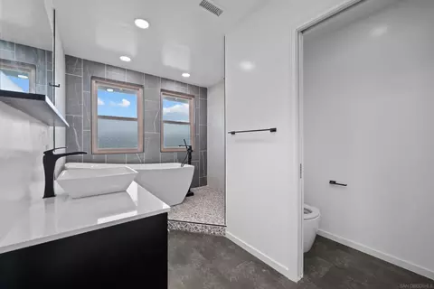 Bath - 219 Lyon Cir, Vista, CA 92083 photo 2 of 4