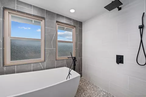 Bath - 219 Lyon Cir, Vista, CA 92083 photo 4 of 4