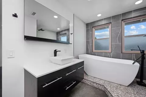Bath - 219 Lyon Cir, Vista, CA 92083 photo 3 of 4