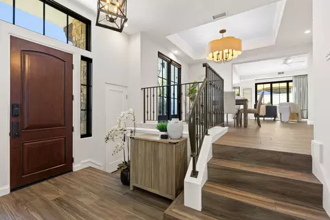 Entry Way - 708 Silver St, La Jolla, CA 92037 photo 4 of 5