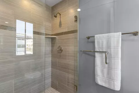 Bath - 708 Silver St, La Jolla, CA 92037 photo 8 of 8