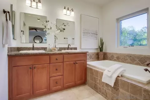 Bath - 14590 Kent Hill Way, Poway, CA 92064 photo 3 of 4