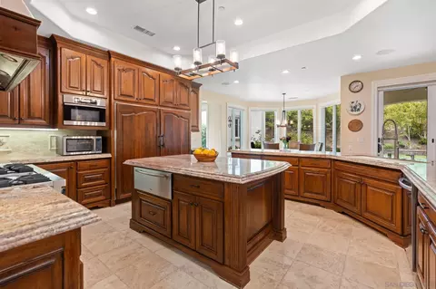 Kitchen - 546 Morro Hills Rd, Fallbrook, CA 92028 photo 2 of 4