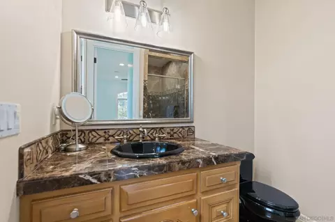 Bath - 546 Morro Hills Rd, Fallbrook, CA 92028 photo 3 of 9