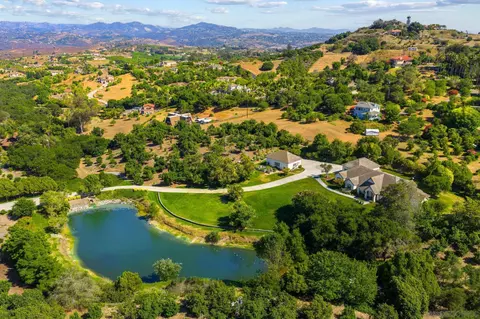 View/Area - 546 Morro Hills Rd, Fallbrook, CA 92028 photo 4 of 12