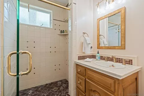 Bath - 546 Morro Hills Rd, Fallbrook, CA 92028 photo 2 of 9