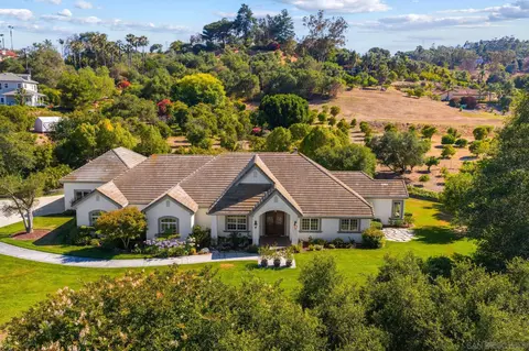 Exterior - 546 Morro Hills Rd, Fallbrook, CA 92028 photo 2 of 10