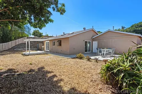 Exterior - 2709 Lancelot Dr, Oceanside, CA 92054 photo 2 of 9
