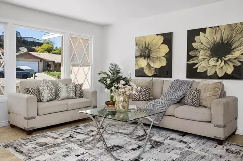 Living - 2709 Lancelot Dr, Oceanside, CA 92054 photo 2 of 4