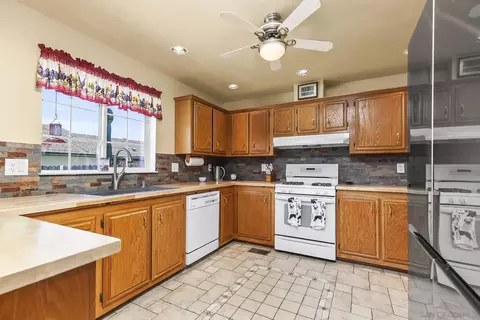 5480 Heidi St, La Mesa, CA 91942 photo 7