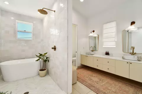 Bath - 20102 Elm Ln, Escondido, CA 92029 photo 1 of 3