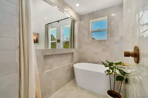 Bath - 20102 Elm Ln, Escondido, CA 92029 photo 2 of 3