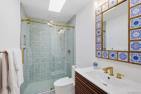 Bath - 1047 Highland Dr, Del Mar, CA 92014 photo 1 of 2