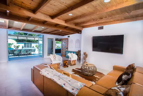 Living - 1047 Highland Dr, Del Mar, CA 92014 photo 2 of 4