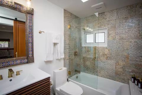 Bath - 1047 Highland Dr, Del Mar, CA 92014 photo 2 of 2