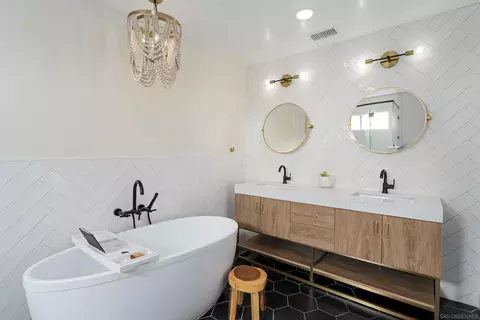 Bath - 579 Hygeia Ave #A, Encinitas, CA 92024 photo 1 of 3