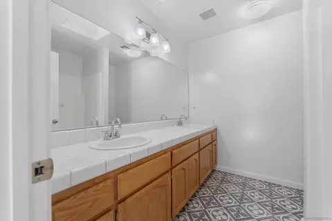 Bath - 321 Pepper Dr, Tehachapi, CA 93561 photo 1 of 2