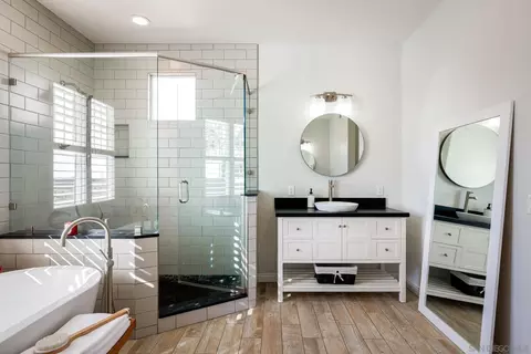 Bath - 1265 Veronica Ct, Carlsbad, CA 92011 photo 3 of 5