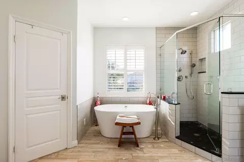 Bath - 1265 Veronica Ct, Carlsbad, CA 92011 photo 2 of 5