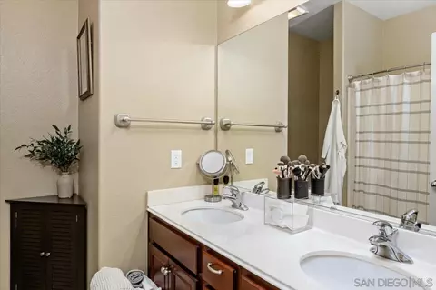 Bath - 1652 Daybreak Pl, Escondido, CA 92027 photo 3 of 4
